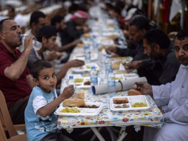 الغلاء يضرب موائد الرحمن في رمضان.. وأهل الخير في ورطة