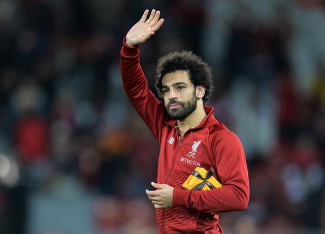 هدية لمحمد صلاح بعد إحرازة هدفين ويهدي قميصه لمشجعه