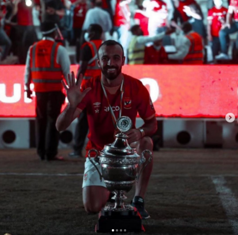 احتفال قفشة مع الأهلي بكأس السوبر الأفريقي