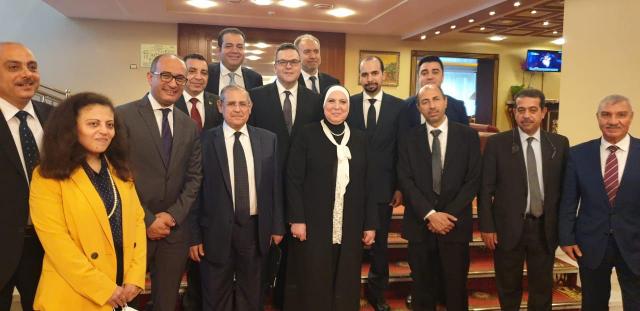 وزيرة الصناعة والوفد المشارك بالزيارة