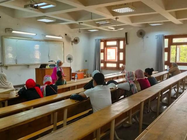 إقبال طلابي على المحاضرة التعريفية لمركز التوظيف بجامعة عين شمس بمقر كلية الآداب