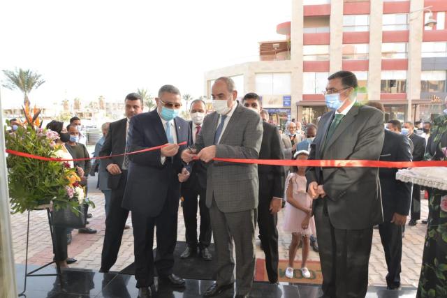 وزير الطيران يفتتح فرع الأسواق الحرة الجديد