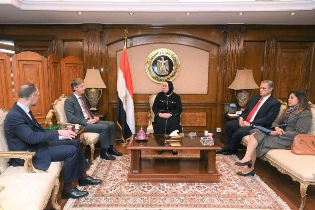 وزيرة الصناعة