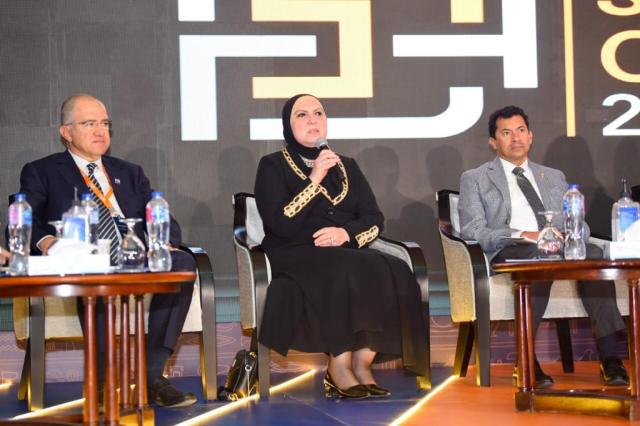 وزير الصناعة نيفين جامع