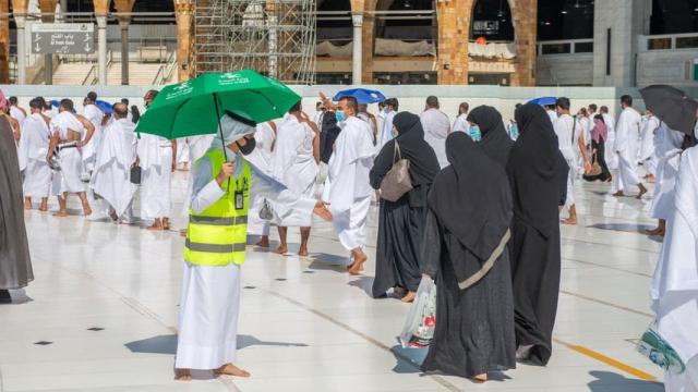 وزارة الحج والعمرة: إلغاء تصاريح الصلاة في المسجد الحرام والاكتفاء بالتحصين في تطبيق ”توكلنا”