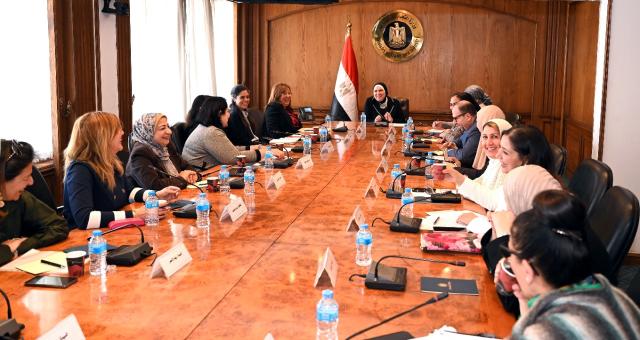 وزيرة الصناعة تبحث مع جمعية سيدات أعمال مصر سبل مساندة الوزارة لمجتمع الاعمال والمستثمرين