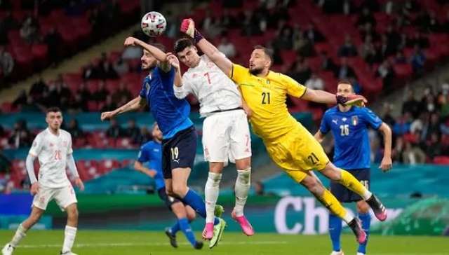 إنجلترا وإيطاليا