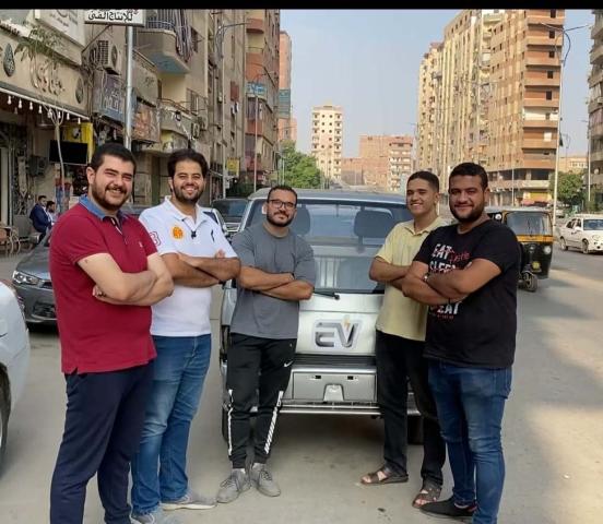 شباب هندسة المطرية يحولون سيارات النقل القديمة للعمل بالكهرباء