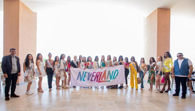 بالصور .. ملكات جمال العالم في ضيافة مدينة «نيفر لاند»