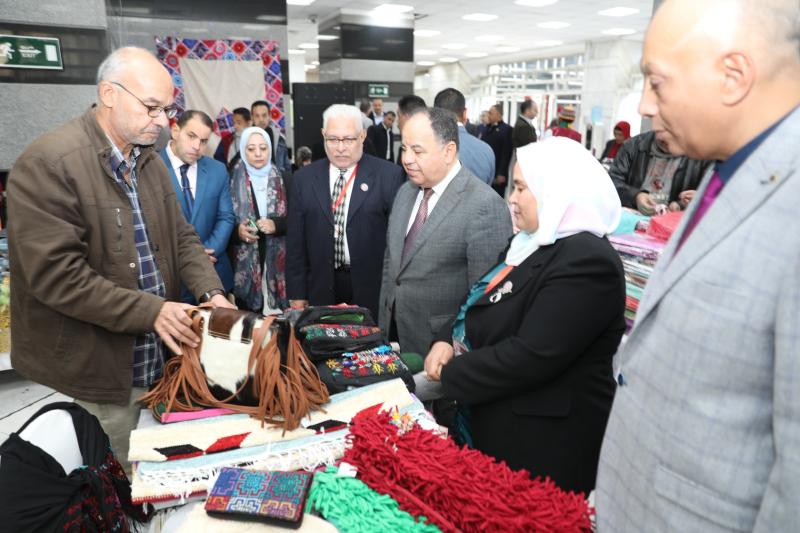 معرض «الحرف والصناعات اليدوية» بوزارة المالية