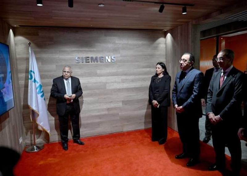رئيس الوزراء يتفقد شركة ”سيمنز” المتخصصة في تطوير برمجيات الصناعات الرقمية