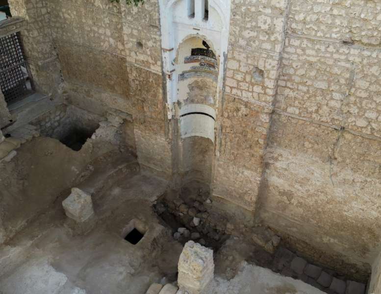 برنامج جدة التاريخية يعلن اكتشاف ساريتين من الأبنوس في مسجد عثمان بن عفان تعودان للقرن الأولى الهجري