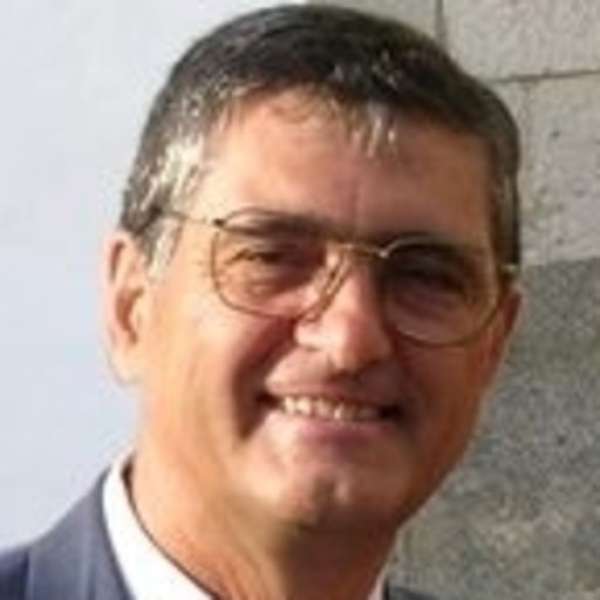 البروفيسور أنجيل غونزاليس أورينيا، أستاذ الكيمياء الفيزيائية