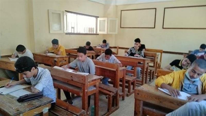 جولة وكيل وزارة التربية والتعليم لمتابعة امتحانات آخر العام الدراسي في دمياط