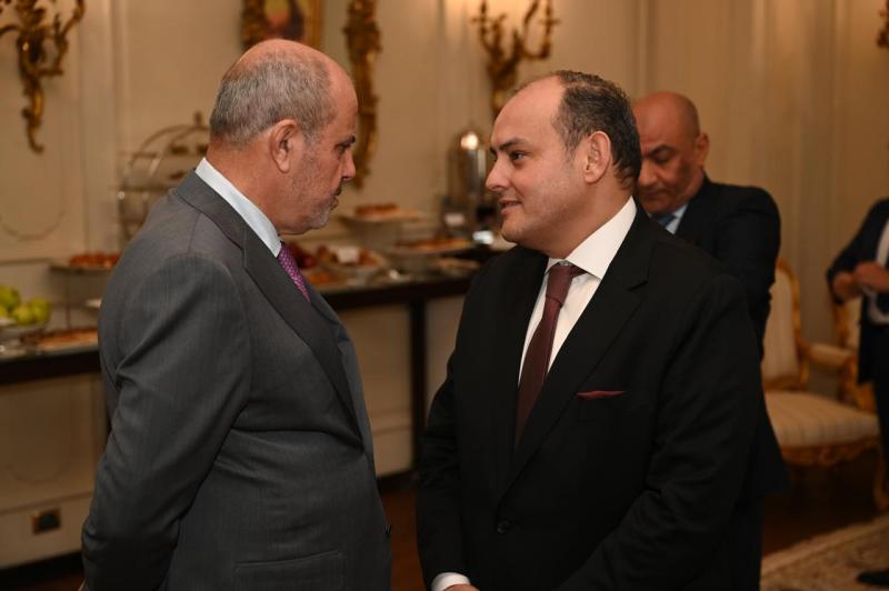 وزير التجارة  يبحث مع نظيره الأردني تعزيز العلاقات الاقتصادية بين البلدين