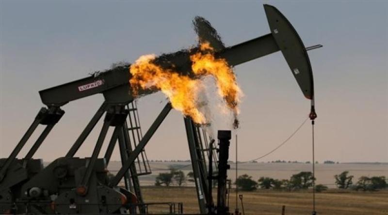 أسعار عقود النفط تواصل خسائرها مع المخاوف الجيوسياسيه
