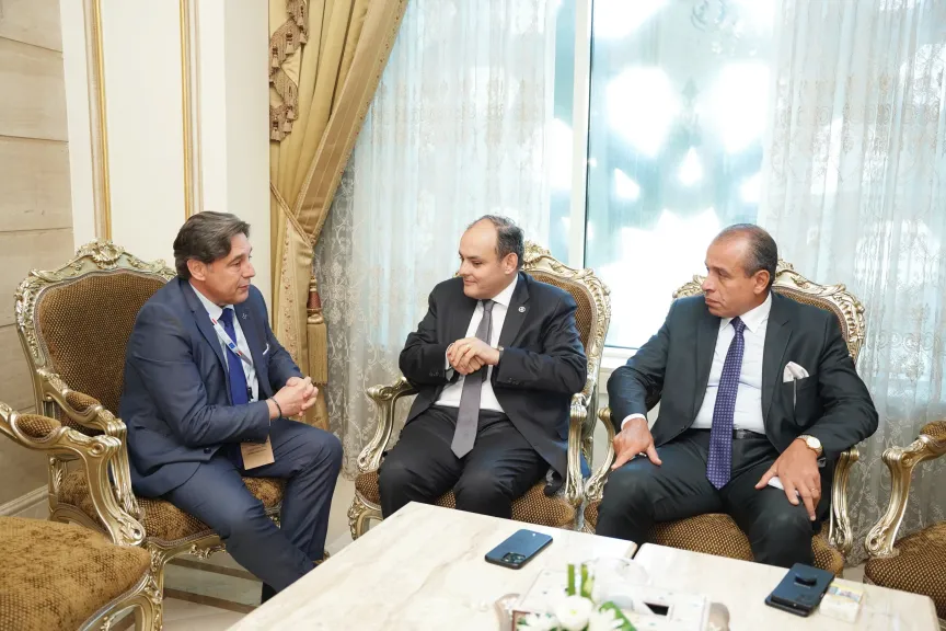 وزير الصناعة يبحث مع عدد من الشركات العالمية خطط التوسع بالسوق المصري في مجالات مواد البناء والطاقة المتجددة