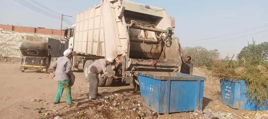 حملات مكثفة لإزالة المخلفات الصلبة وتمهيد وتسوية الطرق بشوارع وقرى المنيا