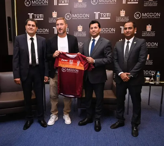 الأسطورة الإيطالية Totti بعد تعاقده مع شركة مدن .. أتمنى فتح المزيد من مدارس الكرة بمصر