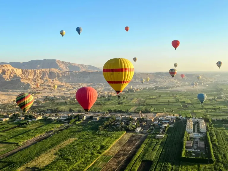 الأقصر تستقبل أكثر من 1700 سائح في رحلات البالون الطائر