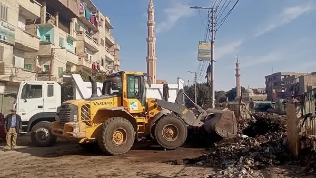 محافظ أسيوط: رفع 120 طنًا من نواتج تطهير الترع بديروط للحفاظ على الصحة والبيئة