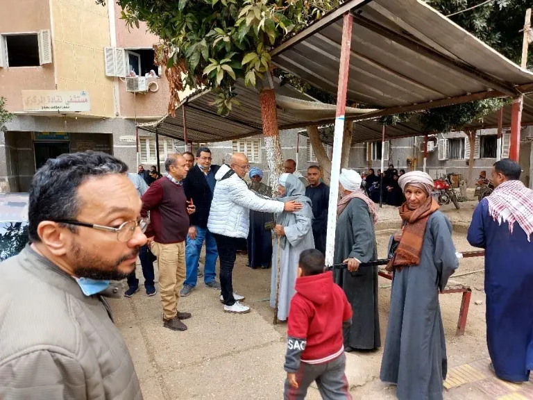 مدير صحة قنا يقوم بجولة تفقدية في مستشفى نقادة ويُحيل عددًا من المقصرين للتحقيق