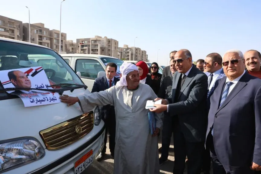 بالصور .. البنك الزراعي  يسلم 78 سيارة ميكروباص ضمن مبادرة إحلال السيارات بمحافظة المنيا