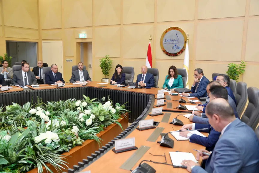 الوزير يتابع مع عدد من الوزراء والمحافظين الموقف التنفيذي لمشروعات التنمية الصناعية