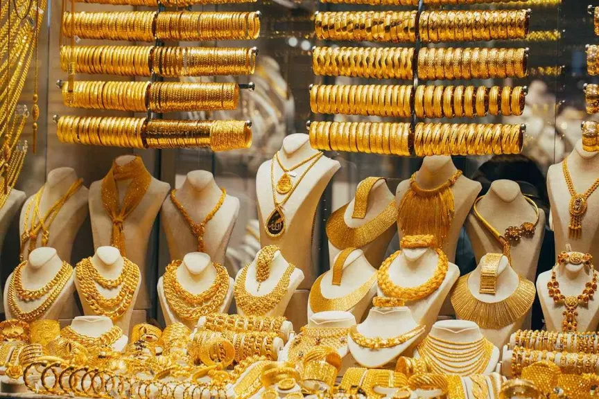 الذهب يتعافى في السوق المحلية بعد موجة تراجع... وعيار 21 يحاول كسر حاجز 4700 جنيه