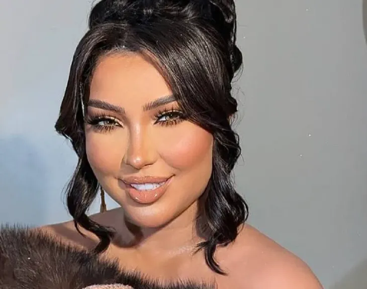دنيا بطمة تصدم جمهورها في لندن.. إطلالة مثيرة ومظهر غريب