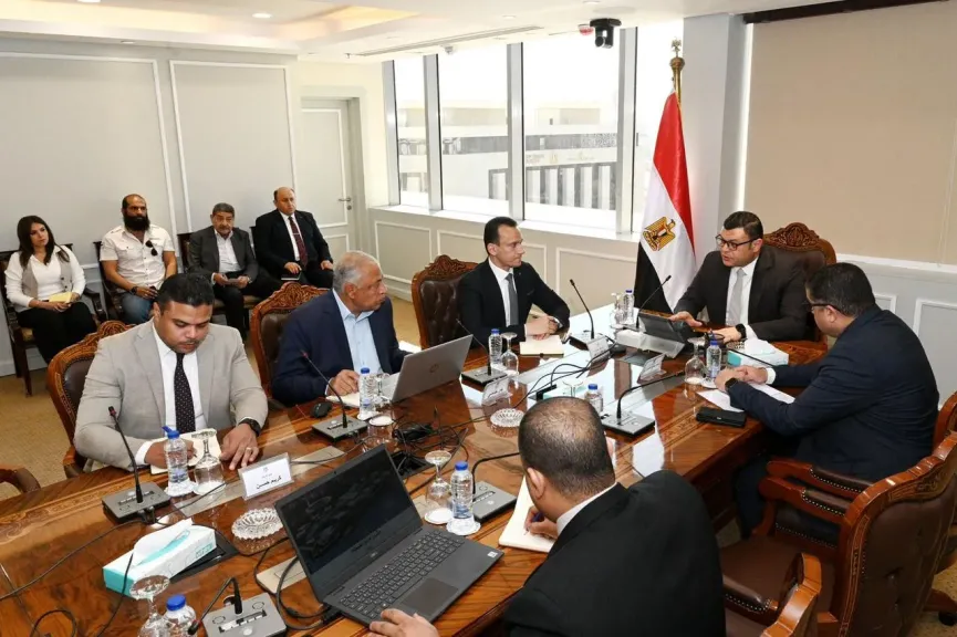 وزير الإسكان يعقد اجتماعا لمتابعة الموقف التنفيذي لـ «حدائق تلال الفسطاط»