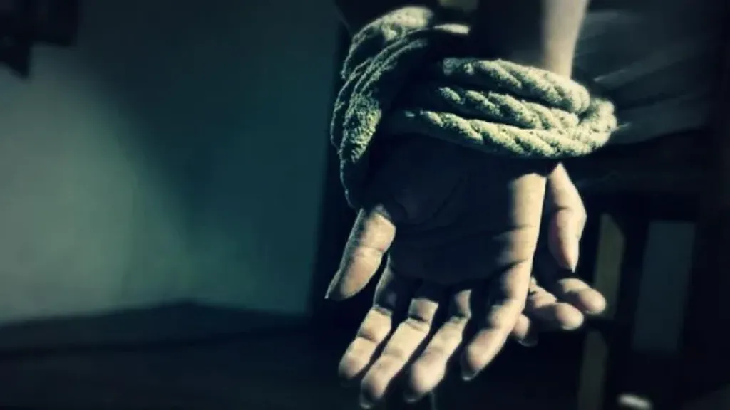 ااقبض على 3 أشخاص اختطفوا شاب
