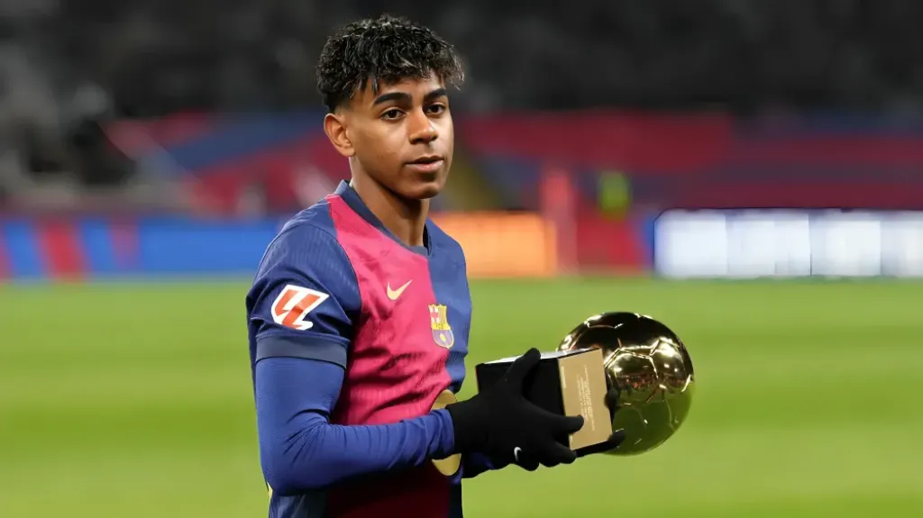 لامين يامال على أبواب عقد احترافي طويل مع برشلونة