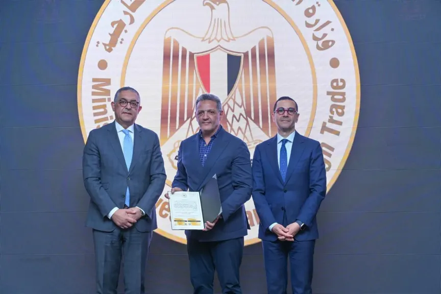 وزير الاستثمار يسلم 6 رخص ذهبية جديدة لعدد من المشروعات