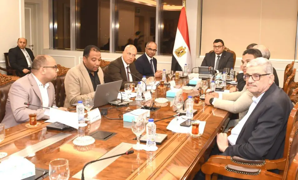 استعدادًا لفصل الصيف.. وزير الإسكان يتابع منظومة مياه الشرب بمدن شرق وغرب القاهرة