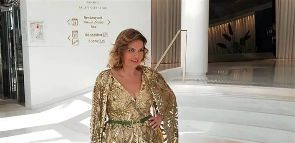 يسرا تتألق بإطلالة ساحرة في مهرجان كان بفستان من إيلي صعب.. وهذا سعره المفاجئ