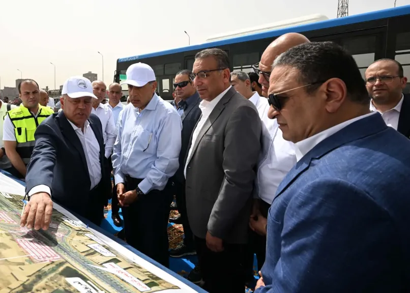 رئيس الوزراء يتفقد المرحلة الأولى من التشغيل التجريبى لمشروع الأتوبيس الترددي