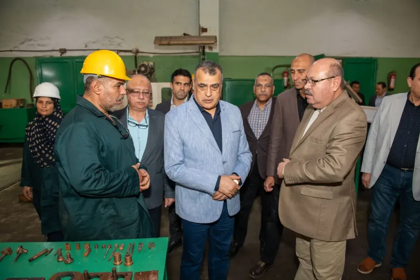 بالصور .. وزير الدولة للإنتاج الحربي يتابع مراحل التصنيع بشركة حلوان للصناعات الهندسية  مصنع 99 الحربى