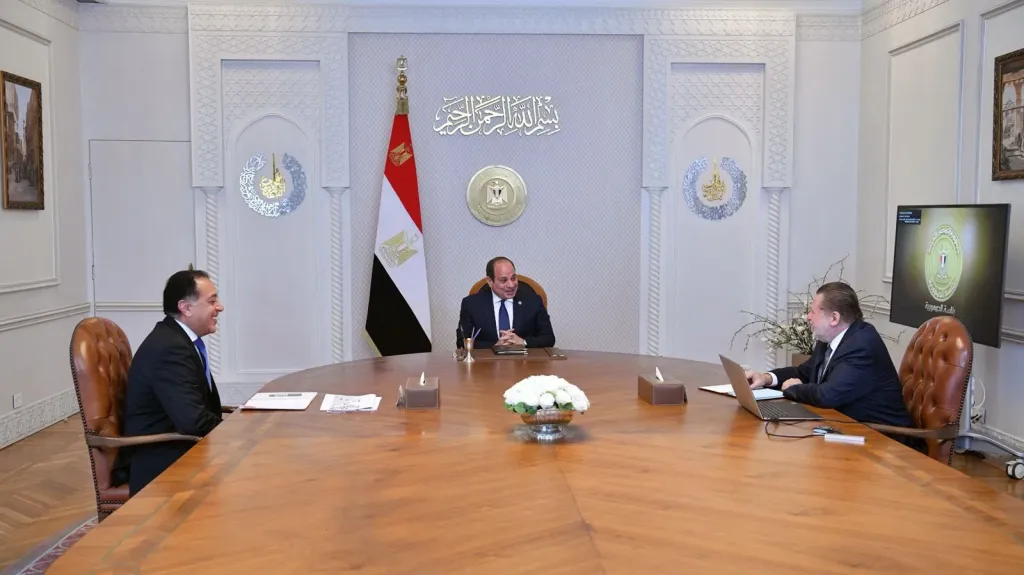 الرئيس السيسي اليوم يعقد اجتماعًا هامًا مع رئيس الوزراء ومحافظ البنك المركزي