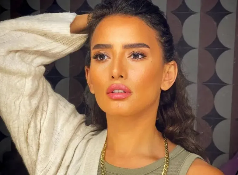 زينة تكشف تفاصيل اللحظات المرعبة لهجوم كلب طليق على طفليها داخل الملعب.. فيديو