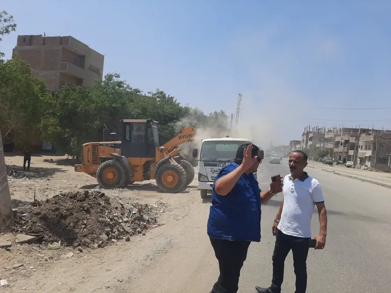 لاستقبال عيد الأضحى.. مجلس مدينة الصف بالجيزة ينظم حملة لرفع المخلفات وتجريد الطرق وصيانة الأعمدة بقرى المركز