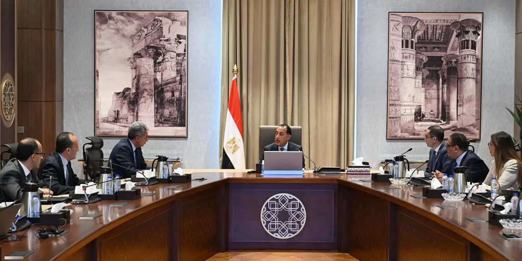 اجتماع وزيري الاستثمار والسياحة مع رئيس الوزراء