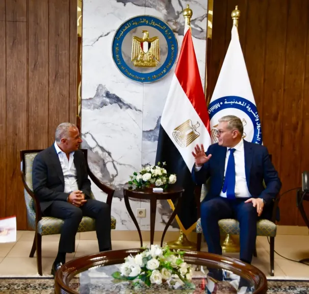 وزير البترول مع المهندس أحمد السويدي