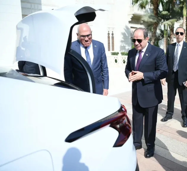 الرئيس السيسي يتفقد سيارة سيتروين C4X