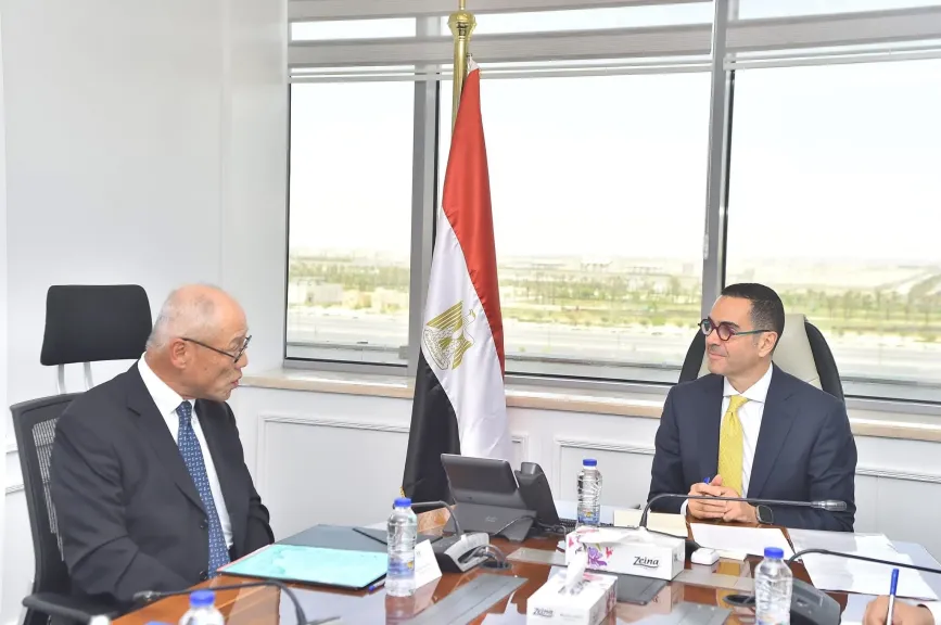 وزير الاستثمار مع السفير الياباني