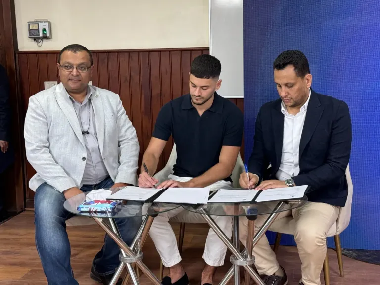 جانب من التوقيع