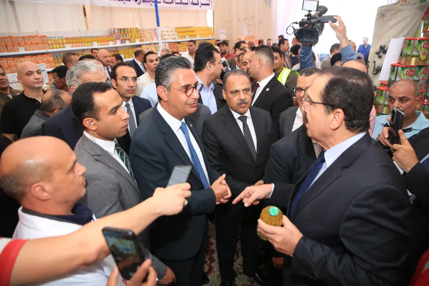 بحضور وزير التموين ومحافظ الشرقية المستشار السيد بسيوني يشارك في افتتاح سوق اليوم الواحد بالعاشر من رمضان