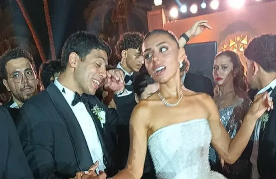 عادل جونيور وزوجته