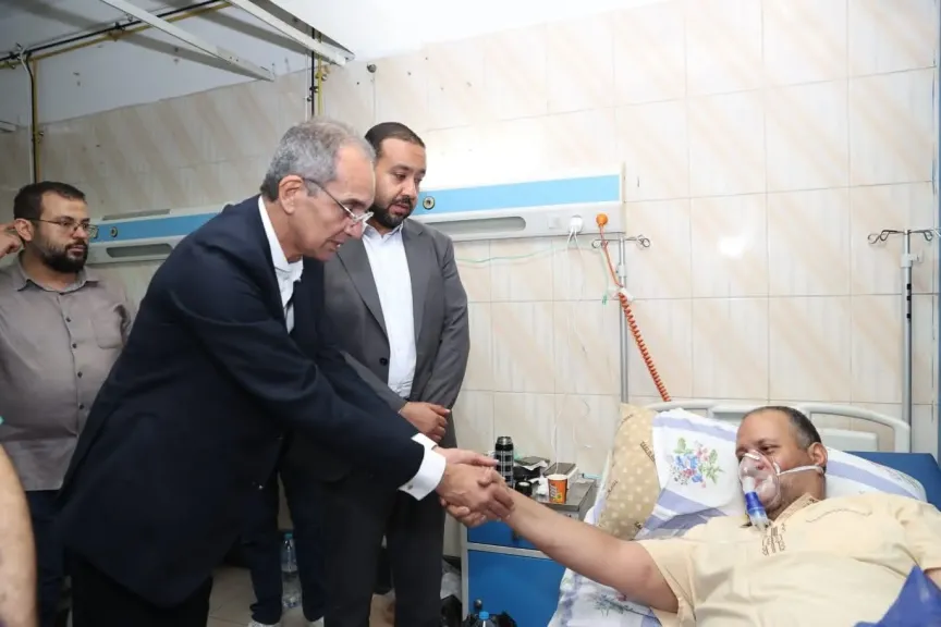 وزير الاتصالات يزور مصابي حادث حريق سنترال رمسيس