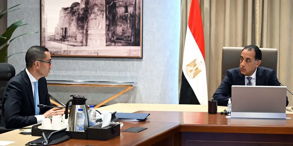 رئيس الوزراء مع وزير الاستثمار